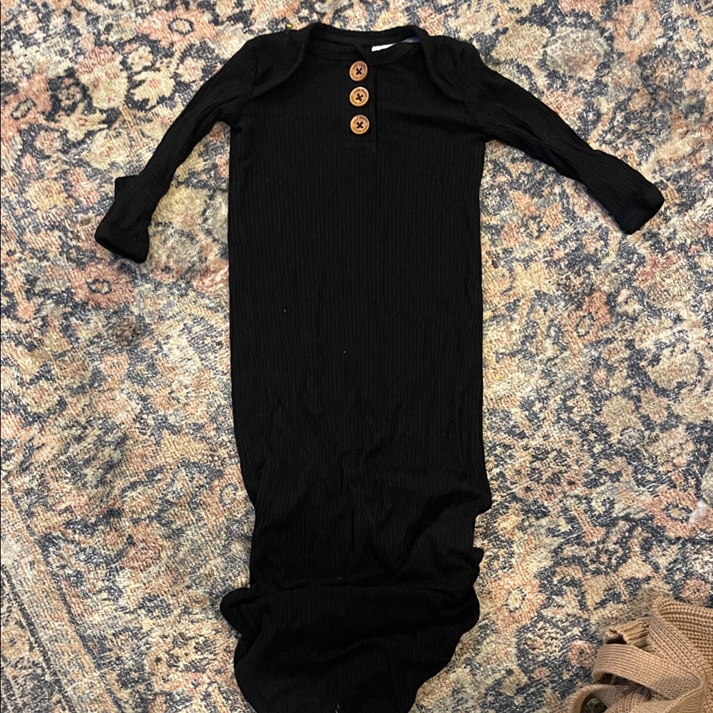 Posh Peanut Newborn Gown in Ribbed Black